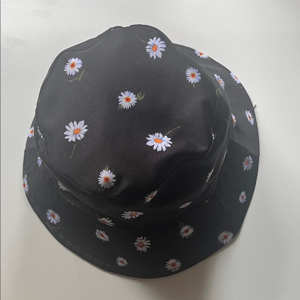 🖤🌼 Alice + Olivia Black Daisy Print Bucket Hat 🌼🖤